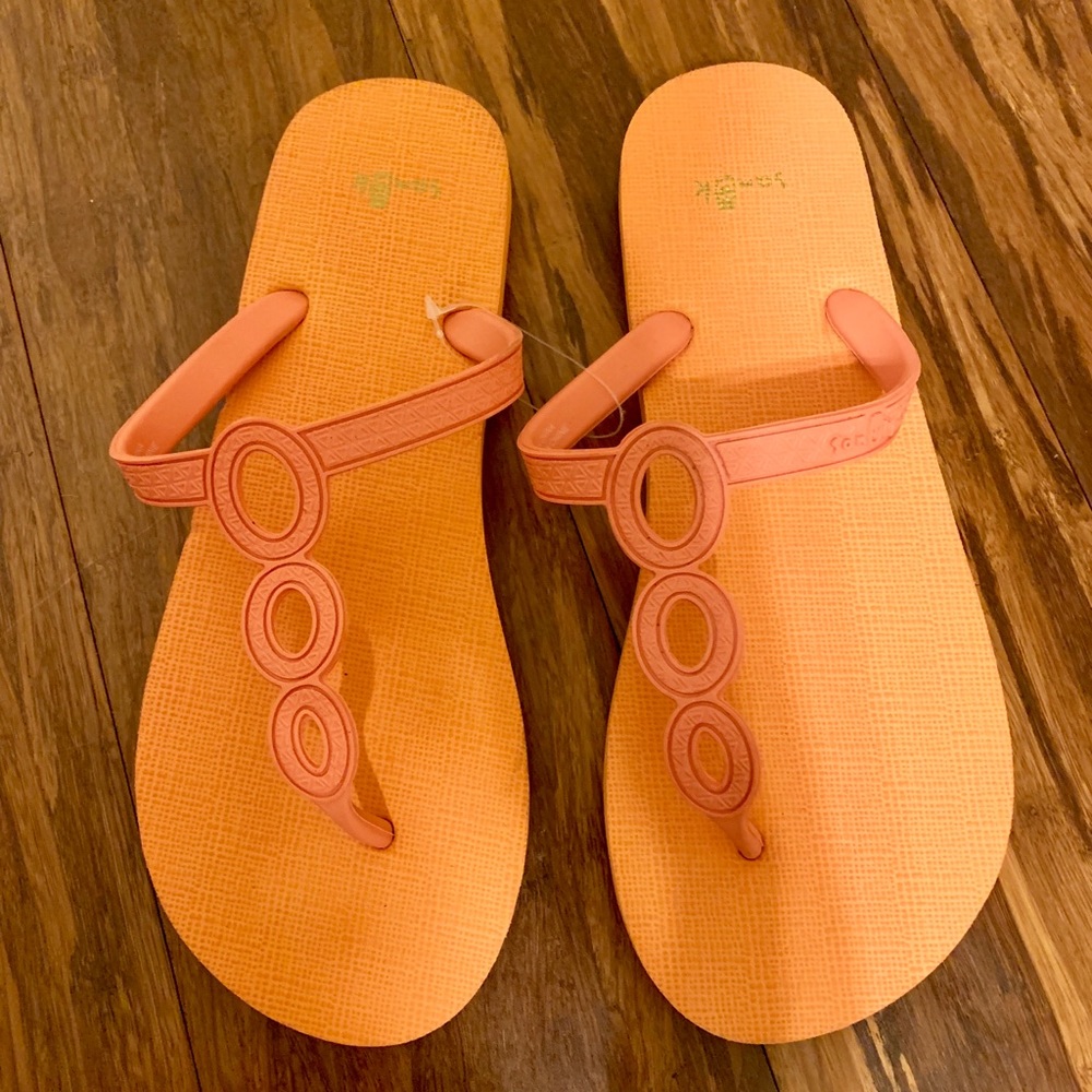 Sanuk sandals size 6